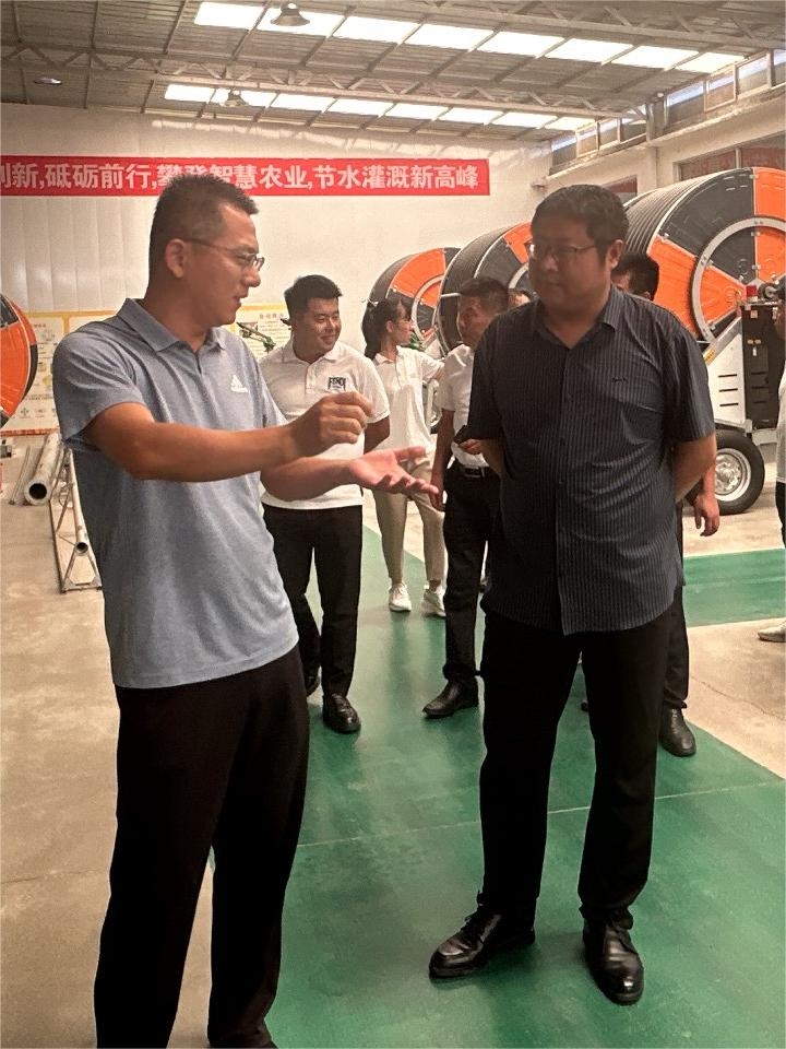 六月二十七日，臨沂市郯城縣農(nóng)業(yè)農(nóng)村局副局長(zhǎng)呂杰，帶領(lǐng)局機(jī)關(guān)高標(biāo)準(zhǔn)農(nóng)田建設(shè)負(fù)責(zé)人及施工標(biāo)段經(jīng)理，來(lái)浩坤潤(rùn)土進(jìn)行考查
